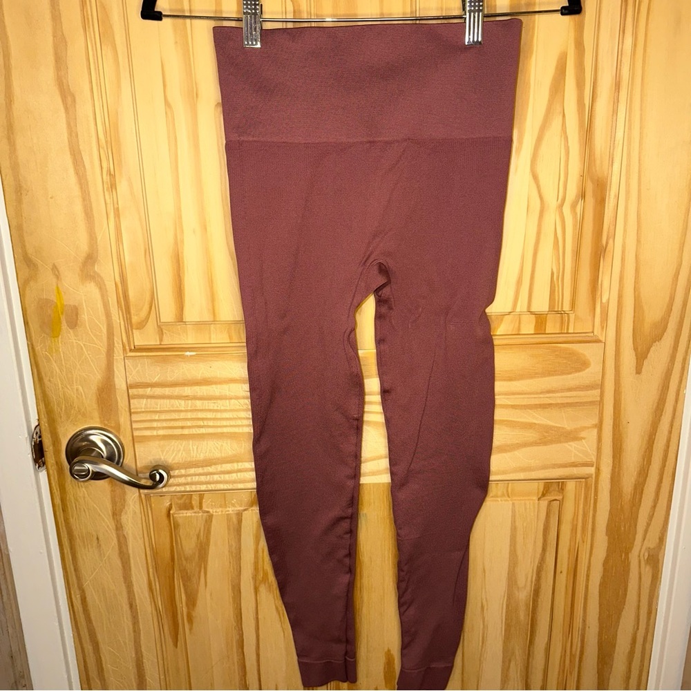 SET active High-Waist Ribbed Leggings in Maroon